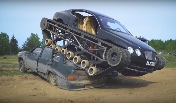 Chứng kiến khả năng nghiền nát xe khác và đạt 96 km/h của "xe tăng Bentley" ở nước Nga