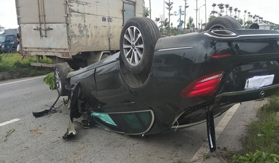Hà Nội: Xe sang Mercedes-Benz E-Class "hạ gục" 2 cột đèn trước khi lật ngửa