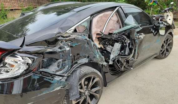 Quảng Bình: Dừng bên đường để CSGT kiểm tra, Honda Civic 2019 chưa có biển số bị ô tô tải đâm trúng