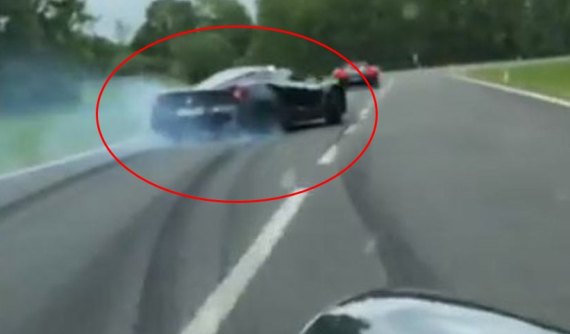 Dân chơi drift đến "cháy lốp" siêu xe triệu đô Ferrari LaFerrari Aperta