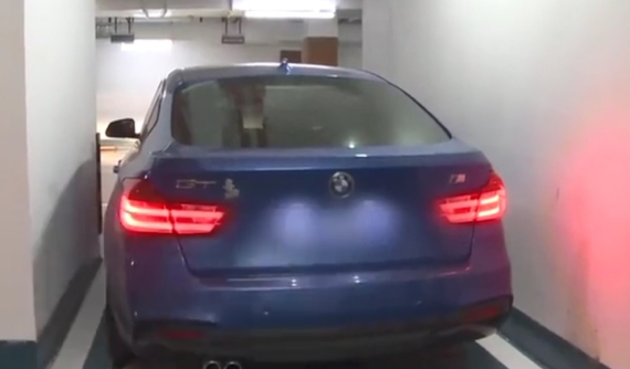 Chi 670 triệu đồng cho chỗ đỗ xe "VIP", chủ nhân chiếc BMW phải trèo ra khỏi xe từ cửa sổ trời