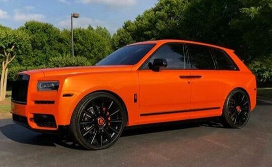 Chiếc Rolls-Royce Cullinan độ màu cam, mang la-zăng 26-inch này có thể khiến người khác cực ghen tỵ