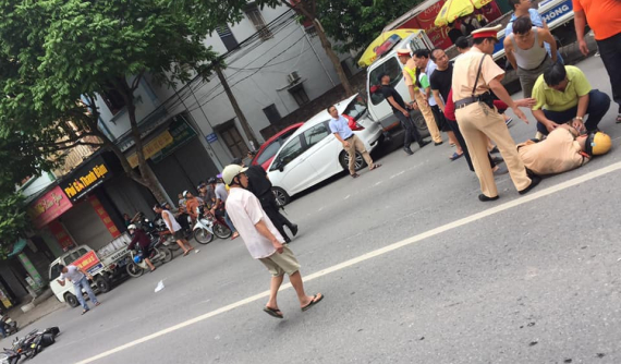 Hà Nội: "Thông chốt" bất thành, nam thanh niên 20 tuổi đâm gục cảnh sát giao thông