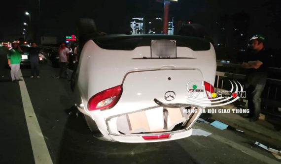 Mazda2 húc đuôi xe bồn, lật ngửa trên cầu Nhật Tân, nữ tài xế bị thương nặng