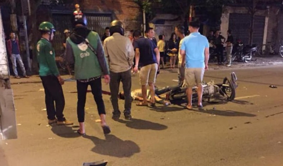 Hà Nội: Va chạm với ô tô tải, thanh niên đi xe máy ngược chiều bị thương nặng