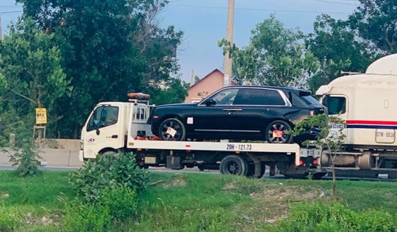 Bất ngờ trước hình ảnh chiếc SUV siêu sang Rolls-Royce Cullinan thứ 2 cập bến Việt Nam