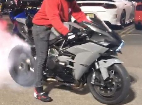 Phấn khích với màn đốt lốp của siêu mô tô Kawasaki Ninja H2