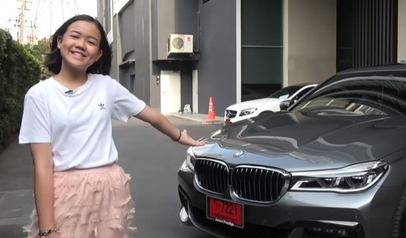 Khâm phục bé gái Thái Lan mới 12 tuổi đã kiếm đủ tiền mua BMW 7-Series cho gia đình