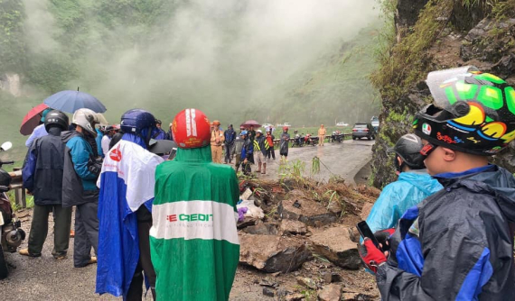 Sạt lở bất ngờ, một du khách và hướng dẫn viên bị thương nặng trên đèo Mã Pí Lèng - Hà Giang