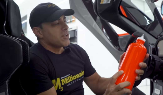 Bình nước trên chiếc McLaren Senna của Manny Khoshbin có giá hơn 160 triệu đồng