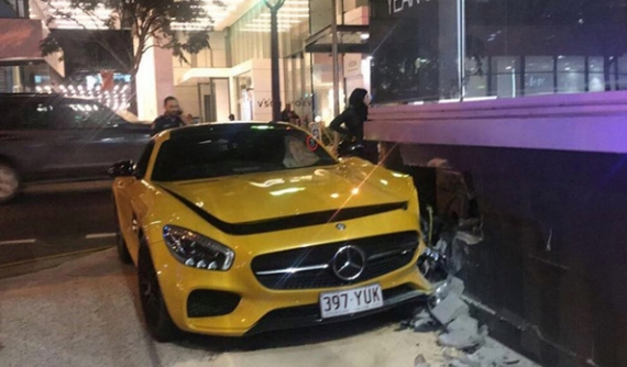 Siêu xe Mercedes-AMG GT S "xuyên tường" đại lý BMW