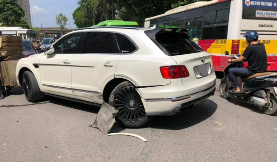 Hà Nội: Xe taxi tông gãy trục bánh sau của SUV siêu sang Bentley Bentayga