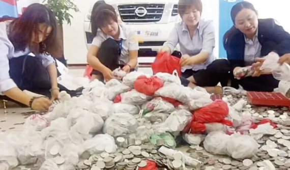 Chào thua người đàn ông Trung Quốc đi mua ô tô với... 66 túi tiền xu