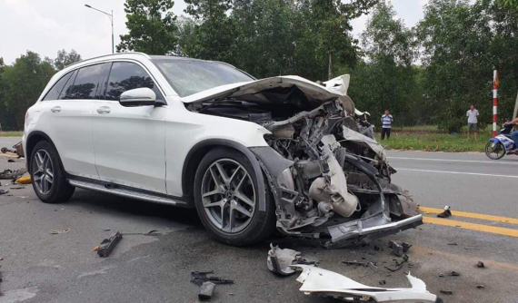 Bình Dương: Tông vào xe rửa đường, SUV hạng sang Mercedes-Benz GLC nát đầu
