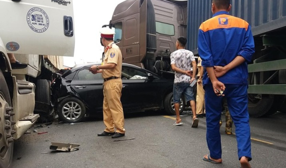 Nổ lốp, ô tô con bị kẹp giữa 2 xe container trên quốc lộ 18