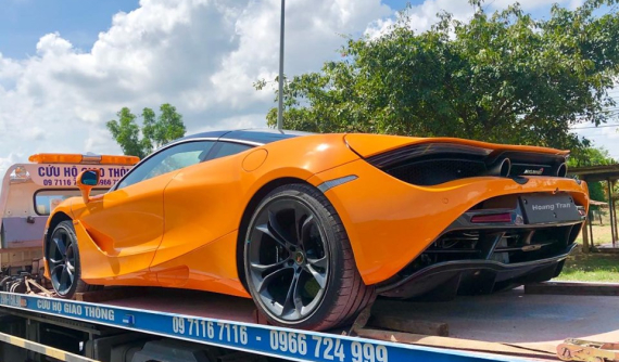 Siêu xe McLaren 720S màu cam bị bắt gặp nằm trên xe chuyên dụng đi xuyên Việt