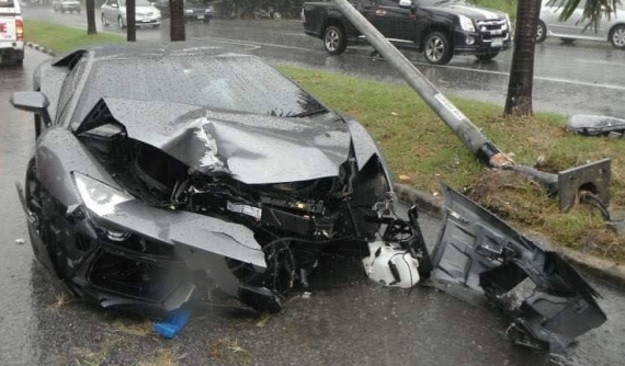 Siêu xe Lamborghini Aventador hơn 25 tỷ đồng "nát đầu" khi chủ nhân vội lái xe đến đám tang bố