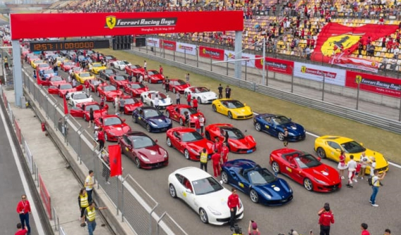 Nam tài tử Phương Trung Tín xuất hiện trong sự kiện thu hút hơn 120 xe Ferrari tụ tập ở đường đua Thượng Hải