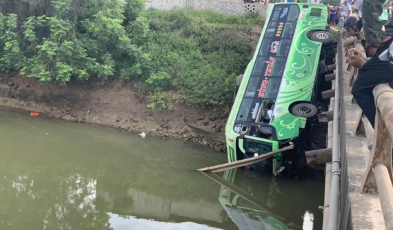Thanh Hóa: Ô tô khách rơi xuống sông khiến 10 người thương vong