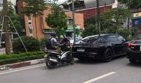 Hà Nội: Tông trúng Porsche Panamera giá 12 tỷ đồng, người đi xe máy méo mặt vì số tiền đền bù 50 triệu
