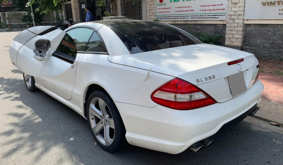 Sài Gòn: Xe thể thao mui trần hàng hiếm Mercedes-Benz SL550 bị kẻ gian "vặt gương"