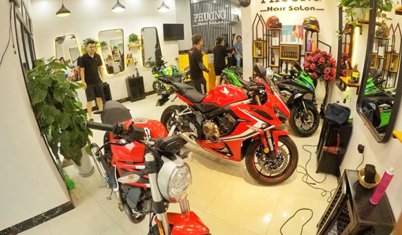 Lạc vào tiệm cắt tóc với dàn xe phân khối lớn được dùng làm "ghế cắt" độc đáo