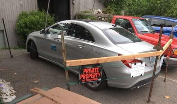 Xe sang Mercedes-Benz CLA bị "giữ làm con tin" vì đỗ bừa trước cửa một ngôi nhà