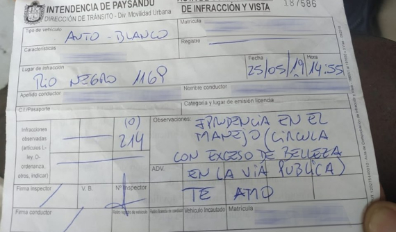 Ghi vé phạt để tán gái như trong truyện ngôn tình, một cảnh sát bị đình chỉ công tác