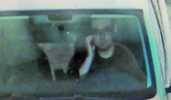 Tài xế Trung Quốc bị phạt tiền và trừ điểm bằng lái chỉ vì đưa tay lên... gãi mặt