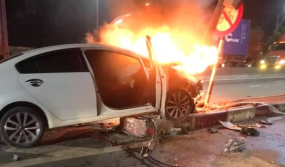 Hải Phòng: Kia Cerato bốc cháy như đuốc sau khi tông vào dải phân cách