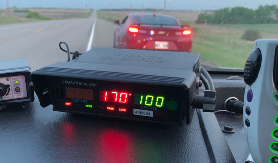 Chuyện hài: Chỉ vì "tào tháo đuổi", tài xế tuổi teen lái xe 170 km/h bị cảnh sát bắt phạt hơn 20 triệu Đồng