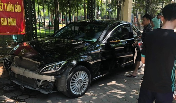 Hà Nội: Va chạm với ô tô hạng sang Mercedes-Benz C-Class, cụ bà buôn đồng nát bị gãy chân