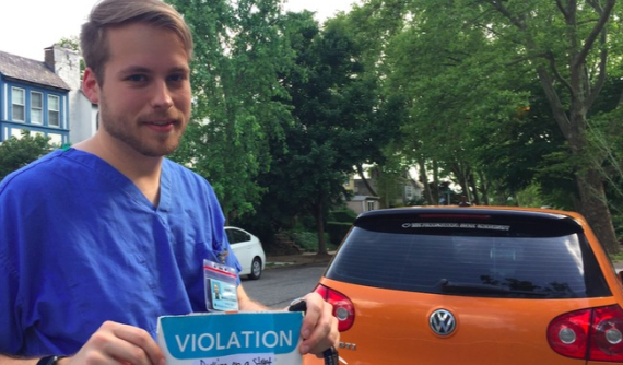 Ô tô Volkswagen bị xịt sơn vào biển số và cào xước thân xe vì màu quá nổi