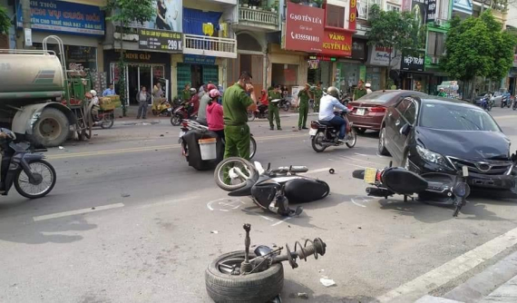 Sau va chạm với xe bồn, Toyota Corolla Altis đâm liên hoàn 2 xe máy tại Hạ Long