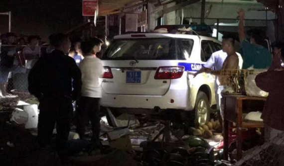 Bình Dương: Toyota Fortuner của CSGT tông người bán hoa quả rồi lao vào cửa hàng vàng
