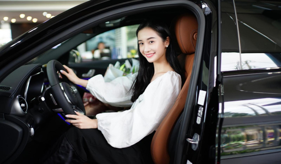 "Hot girl trà sữa" Jun Vũ tậu Mercedes-Benz C300 AMG 2019 trị giá 1,9 tỷ đồng