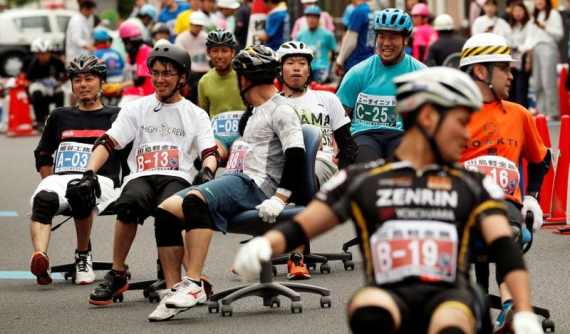 Nhật Bản không chỉ có đua xe máy, đua ô tô mà còn có cả đua... ghế văn phòng