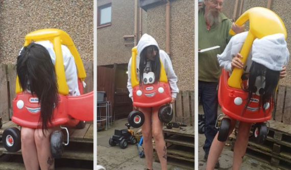 Chết cười cảnh người phụ nữ 34 tuổi cố gắng chui vào xe đồ chơi rồi bị... mắc kẹt