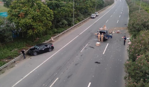 Tai nạn liên hoàn trên đại lộ Thăng Long khiến ô tô tải và xe con cùng nát đầu