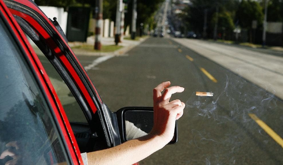 Tài xế bị phạt 10 triệu Đồng vì vô ý thức ném đầu thuốc lá ra khỏi cửa sổ xe