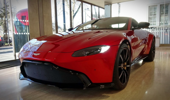 Siêu xe Aston Martin V8 Vantage 2018 màu đỏ đầu tiên về Việt Nam