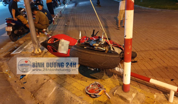 Bình Dương: Ducati 899 Panigale va chạm với Honda Wave, hai người thương vong