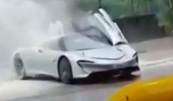 Siêu xe McLaren Speedtail bất ngờ bốc khói nghi ngút cạnh trạm xăng