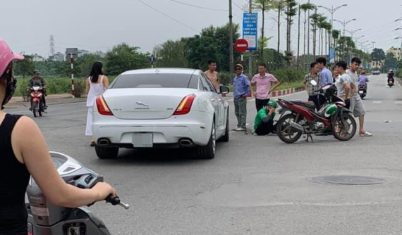 Hà Nội: Nữ tài xế điều khiển xe sang Jaguar va chạm với tài xế GrabBike tại ngã tư
