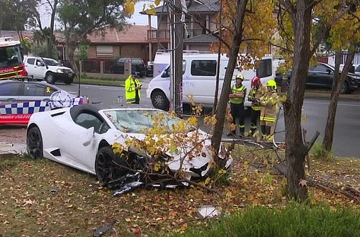Lái xe bất cẩn, người đàn ông phá nát siêu xe Lamborghini Huracan mui trần giá hơn 9 tỷ đồng