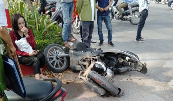 Hà Nội: Ô tô Mazda CX-5 đâm gãy đôi xe máy Liberty, 2 cô gái bị thương