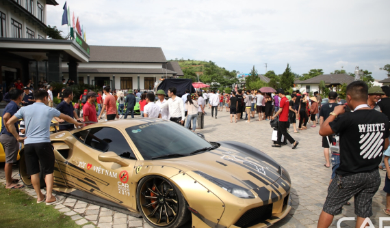 Người dân Mộc Châu vây quanh chụp ảnh với dàn siêu xe hơn 235 tỷ đồng của đoàn Car Passion 2019