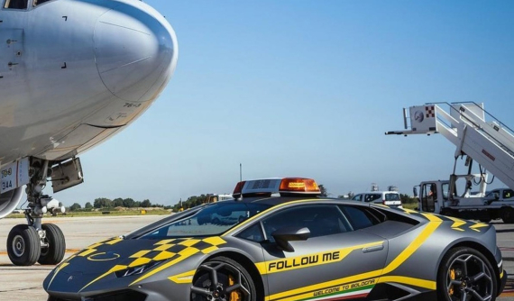Nhiệm vụ duy nhất của siêu xe Lamborghini Huracán này là "lùa máy bay về chuồng"