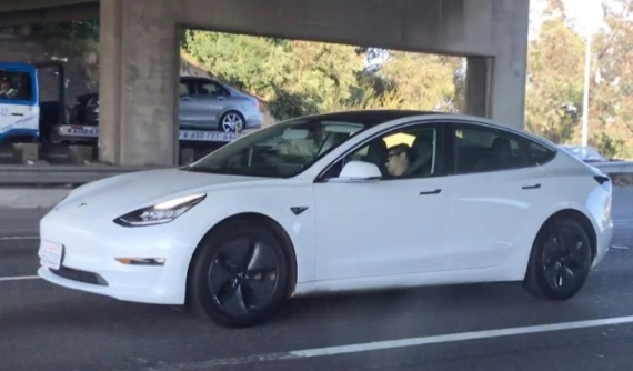 Tài xế thản nhiên ngủ "ngoẹo cả cổ", để mặc chiếc Tesla đang chạy băng băng trên cao tốc