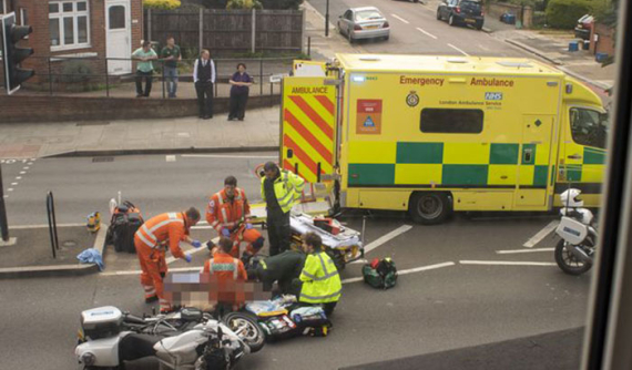 Mô tô cảnh sát hộ tống vợ chồng Hoàng tử Anh gây tai nạn khiến một cụ bà bị thương